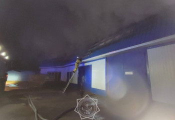 В Костанае потушили загоревшуюся автомойку