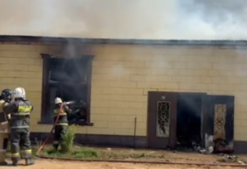 Крупный пожар торговых помещений потушили в Уральске