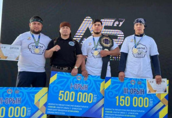 Астанада алып спортшылар өзара күш сынасты