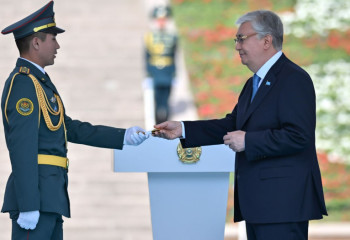 Әскери оқу орындарының 12 үздік түлегі Президент қолынан офицерлік шен алды