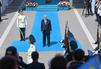 Президент принял участие в церемонии поднятия Государственного флага