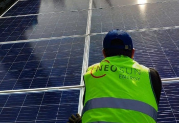 На крышу мал базара в Актобе установили солнечные панели