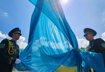 Торжественная церемония поднятия государственного флага состоялась в Алматы