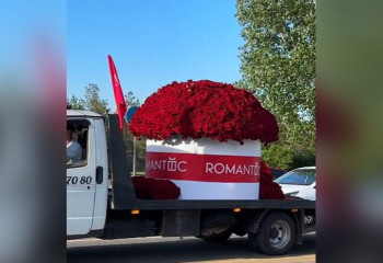 На улицах Астаны заметили букет из 10 тысяч роз