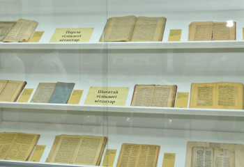 Более 14 тысяч редких изданий и рукописей насчитывается в библиотеке вуза Алматы