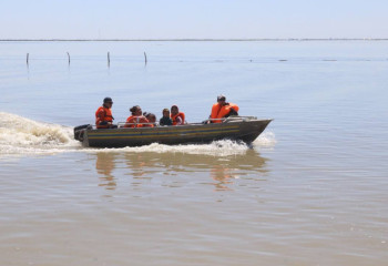 Мощный поток воды размыл противопаводковые укрепления близ Атырау