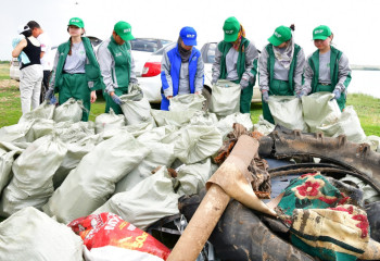 В рамках акции «Таза Қазақстан» очистили от мусора берег Актюбинского водохранилища