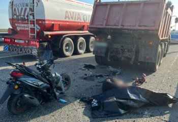 Подростки на мопеде погибли в столкновении с КамАЗом в Павлодарской области