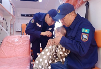 Кадры спасения восьмимесячного малыша из пожара в Атырау появились в сети