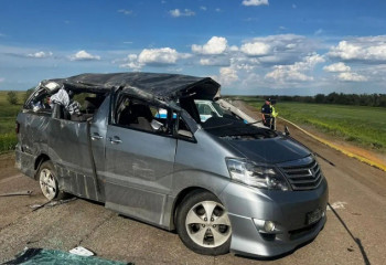 Жолаушы тасымалдайтын такси аударылып, төрт адам ажал құшты