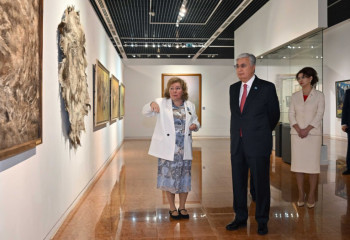 Токаеву продемонстрировали оригинал картины «Прекрасная принцесса» Леонардо да Винчи