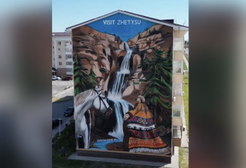 Мурал с двойным смыслом нарисовали на стене многоэтажки в Талдыкоргане