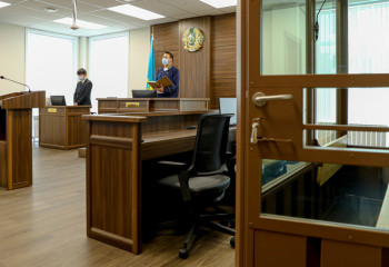 Мужчина пробрался к дому бывшей жены, снял её голую на видео и начал шантажировать в Атырау