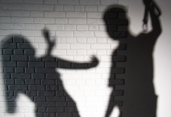 Алматы облысында ер адам әйелін 6 мың теңге үшін ұрып тастады