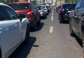 Водитель мопеда спровоцировал цепь столкновений на подвесном мосту в Семее