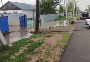 Спасатели откачивают дождевую воду в Акмолинской области