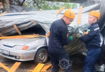 Кровля здания в Актобе рухнула на машину, где находились двое человек