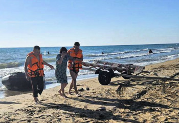 Каспий теңізінде жағажайға шыға алмаған әйел құтқарылды