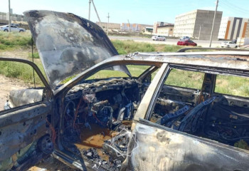 Ақтауда жол бойында тұрған көлік өртенді