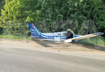 Самолет совершил посадку на шоссе