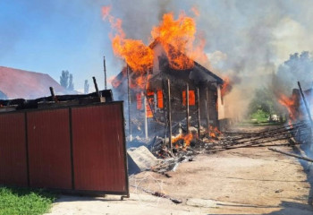 Огнеборцы Алматинской области и ВКО потушили сложные пожары в частных домах