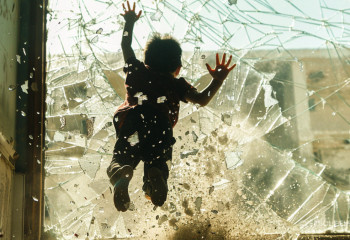 Петропавлда 4 жасар бала көп қабатты үйдің терезесінен құлап кетті