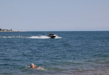 Дети чуть не утонули из-за поднявшегося ветра и сильных волн на Бухтарминском водохранилище