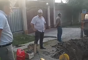 Жители села Жанатурмыс в пригороде Алматы второй год страдают от отсутствия воды