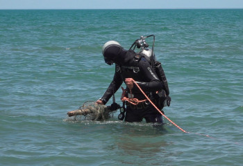 Подводную уборку прибрежной зоны озера Балхаш провели спасатели ДЧС