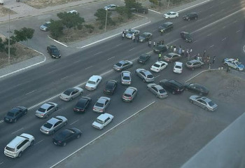 Жители Актау перекрыли дорогу из-за отсутствия питьевой воды