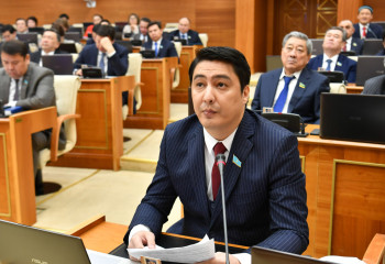 Депутат Ерлан Абдиев выступил с запросом о создании инклюзивного общества и улучшении условий для лиц с инвалидностью