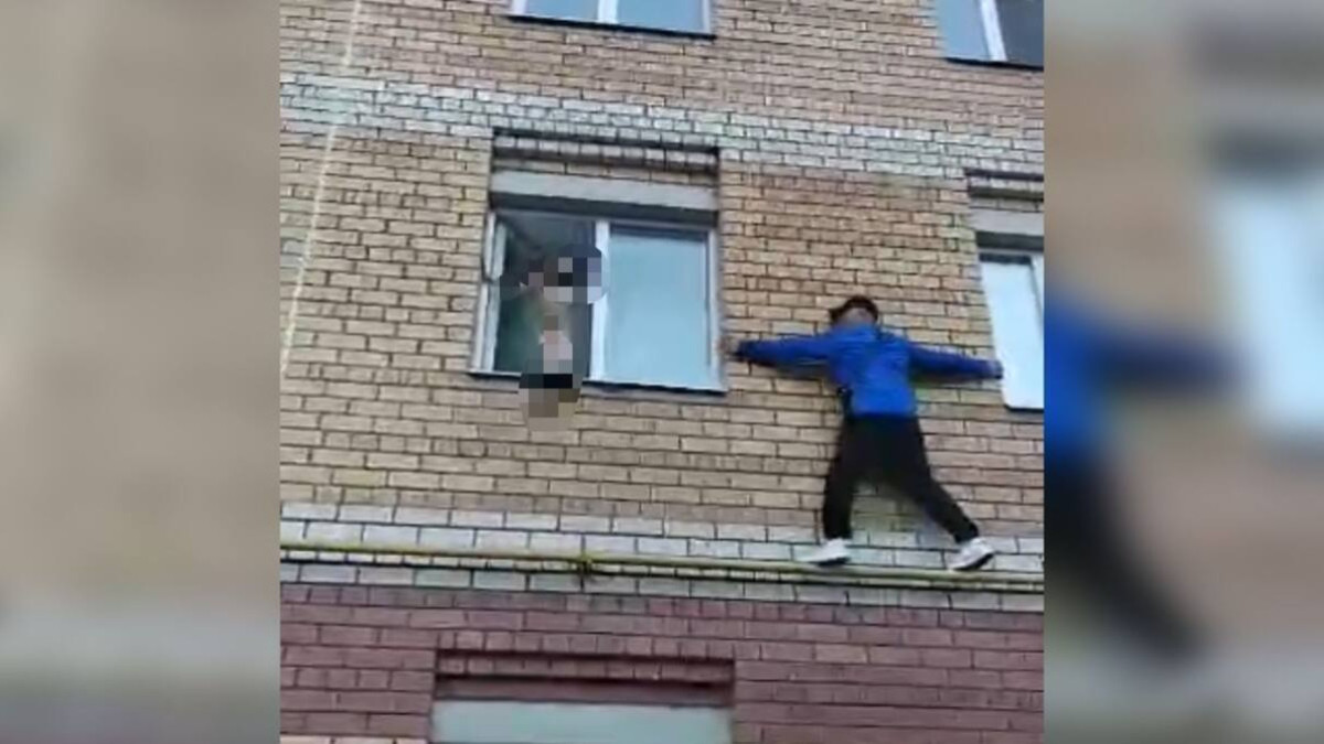 Залез по трубе к окну квартиры: офицер Нацгвардии МВД из Казахстана спас ребенка в Костроме