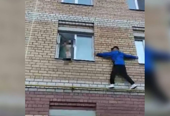 Залез по трубе к окну квартиры: офицер Нацгвардии МВД из Казахстана спас ребенка в Костроме