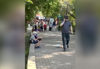 Казахстанцев призвали  доносить мусор до урн