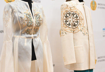 В Фонд Национального музея передали костюмы знаменосцев на летних ОИ-2020 в Токио