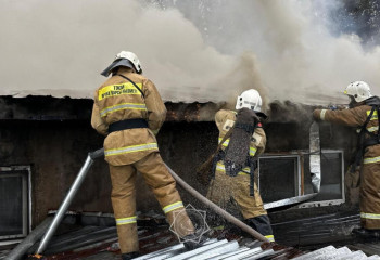 Пожарные уже сутки не могут потушить мусорный полигон в Алматинской области
