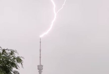 Алматыдағы Көктөбе телемұнарасына найзағай түсті