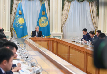 «Вагондардың көбі әбден ескірген». Президент еліміздегі теміржол саласы сын көтермейтінін айтты