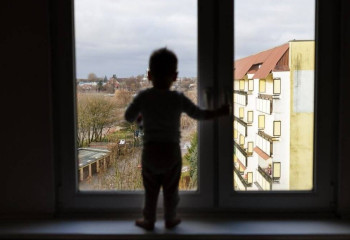 «Ауылдан дәрігерге қаралуға келген». Атырауда 3 жасар бала терезеден құлап мерт болды