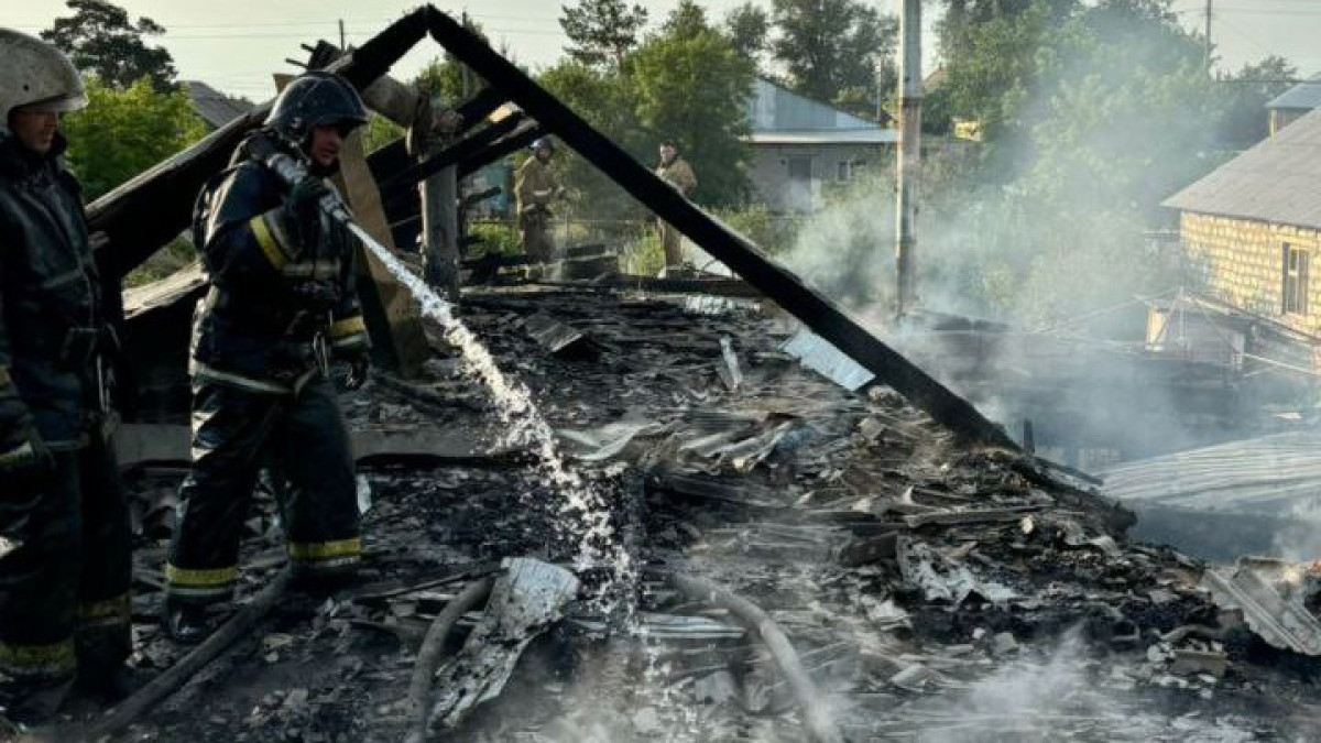 Сильный пожар едва не перекинулся на соседние здания в Актобе – владелец госпитализирован