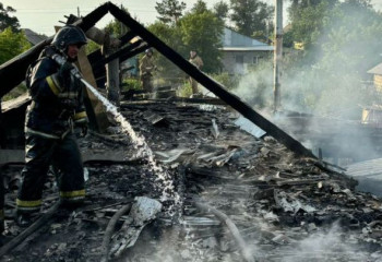 Сильный пожар едва не перекинулся на соседние здания в Актобе – владелец госпитализирован