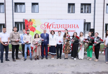 Қарағандыда 94 жас дәрігер пәтер кілтін алды