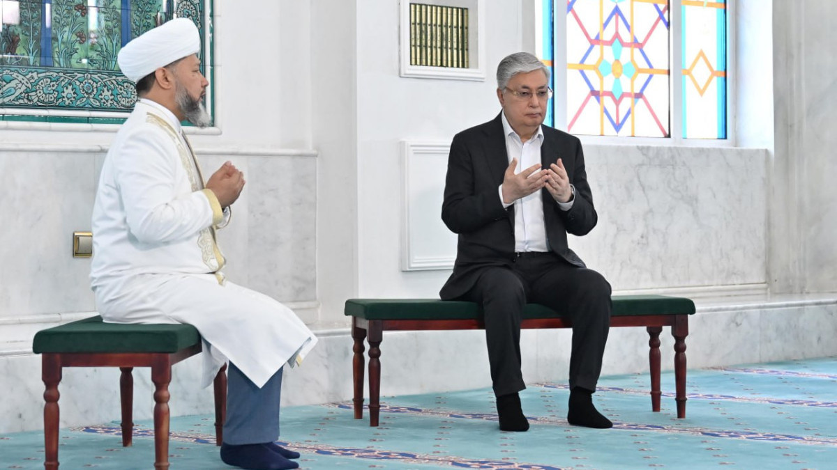 Президент посетил мечеть Хазрет Султан