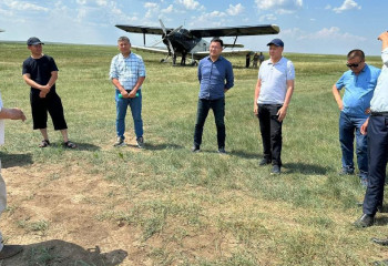 Амангалий Бердалин ознакомился с ходом химических обработок против саранчи в Актюбинской области