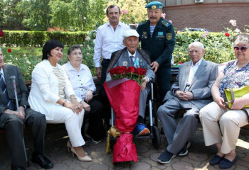 Әскерилер соғыс ардагері Шәңгерей Жәнібековті ғасырлық мерейтойымен құттықтады