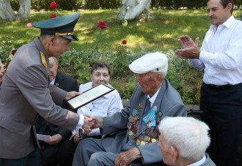 Военнослужащие поздравили ветерана войны Шангерея Жаныбекова с вековым юбилеем