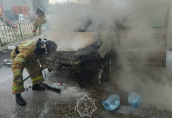 Ақтөбе облысында өрт сөндірушілер жанып жатқан көлікті сөндірді