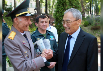 С 80-летием поздравили военнослужащие первого начальника Генштаба ВС РК Сейлбека Алтынбекова