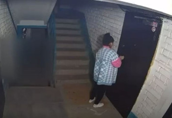 Атырауда ер адамның әйелді өлтірмек болған сәті видеоға түсіп қалды