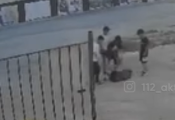 Избиение подростка толпой сверстников попало на видео в Актау